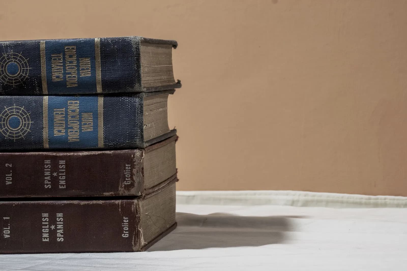 Dictionnaires bilingues empilés, symbole de la traduction