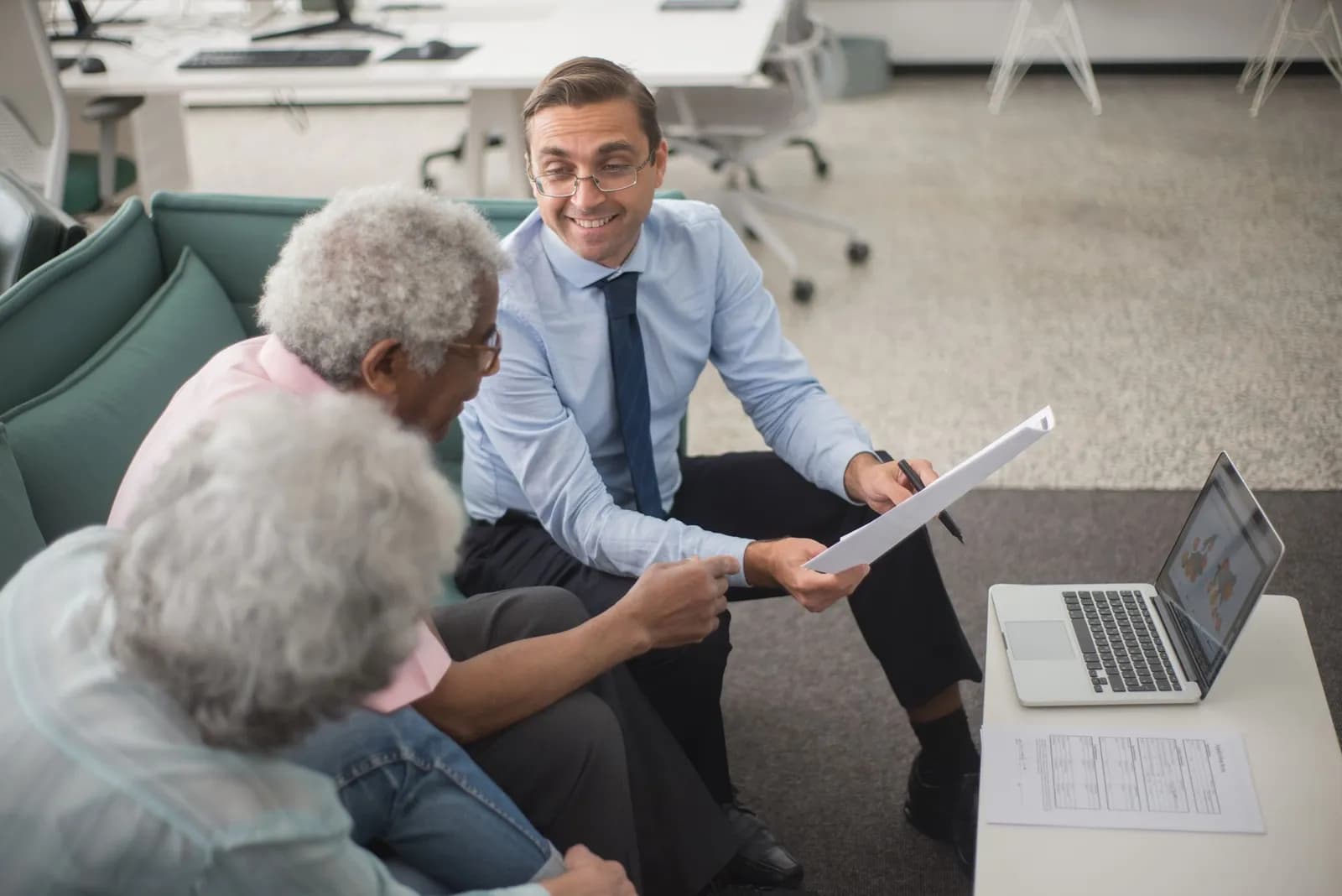 Agent général d'assurance recevant des clients en agence