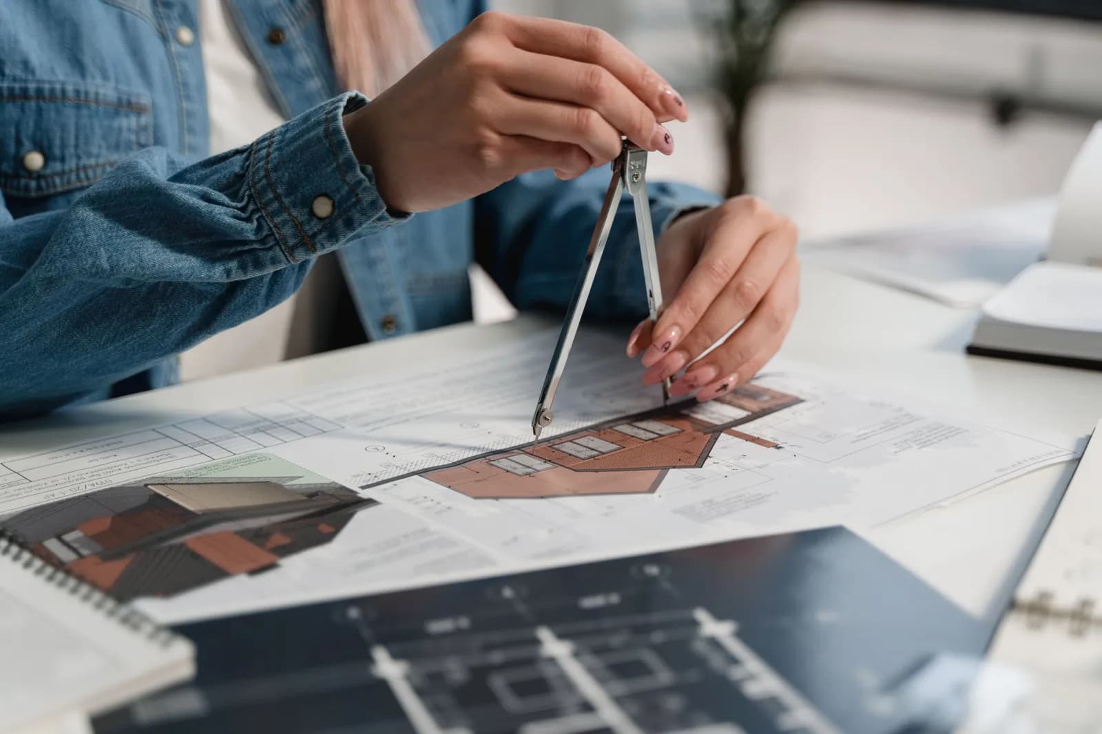 Architecte travaillant sur des plans et une maquette