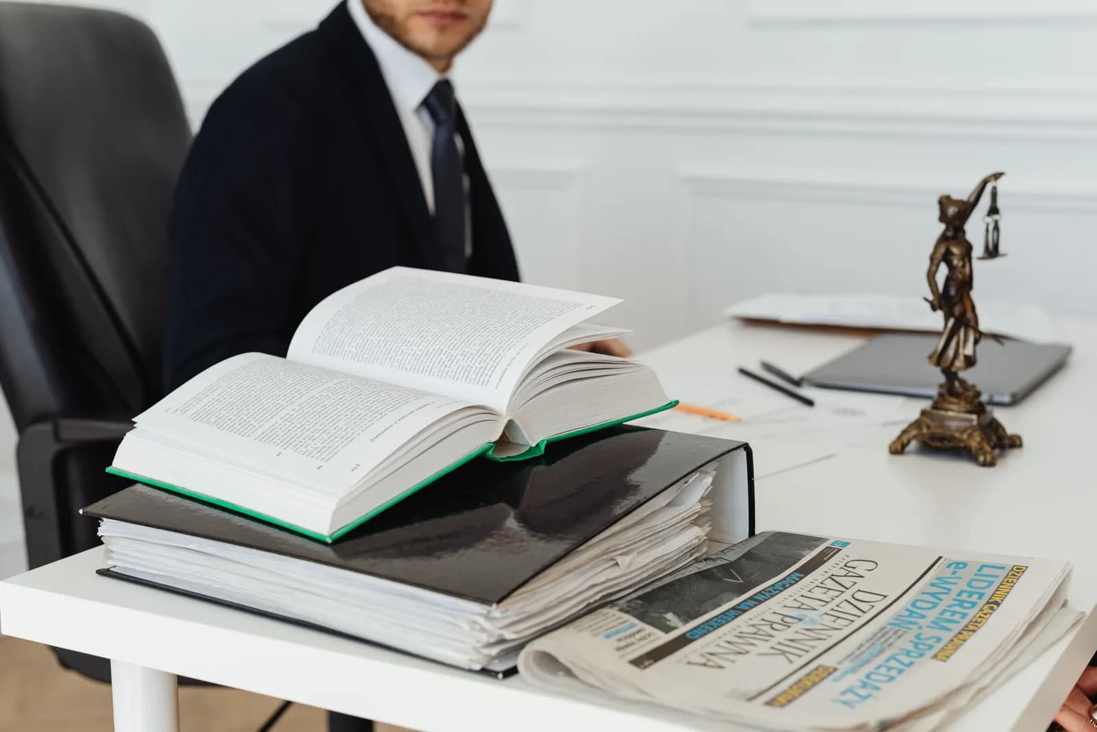 Cabinet d'avocat, ouvrages de droit et dossiers sur le bureau