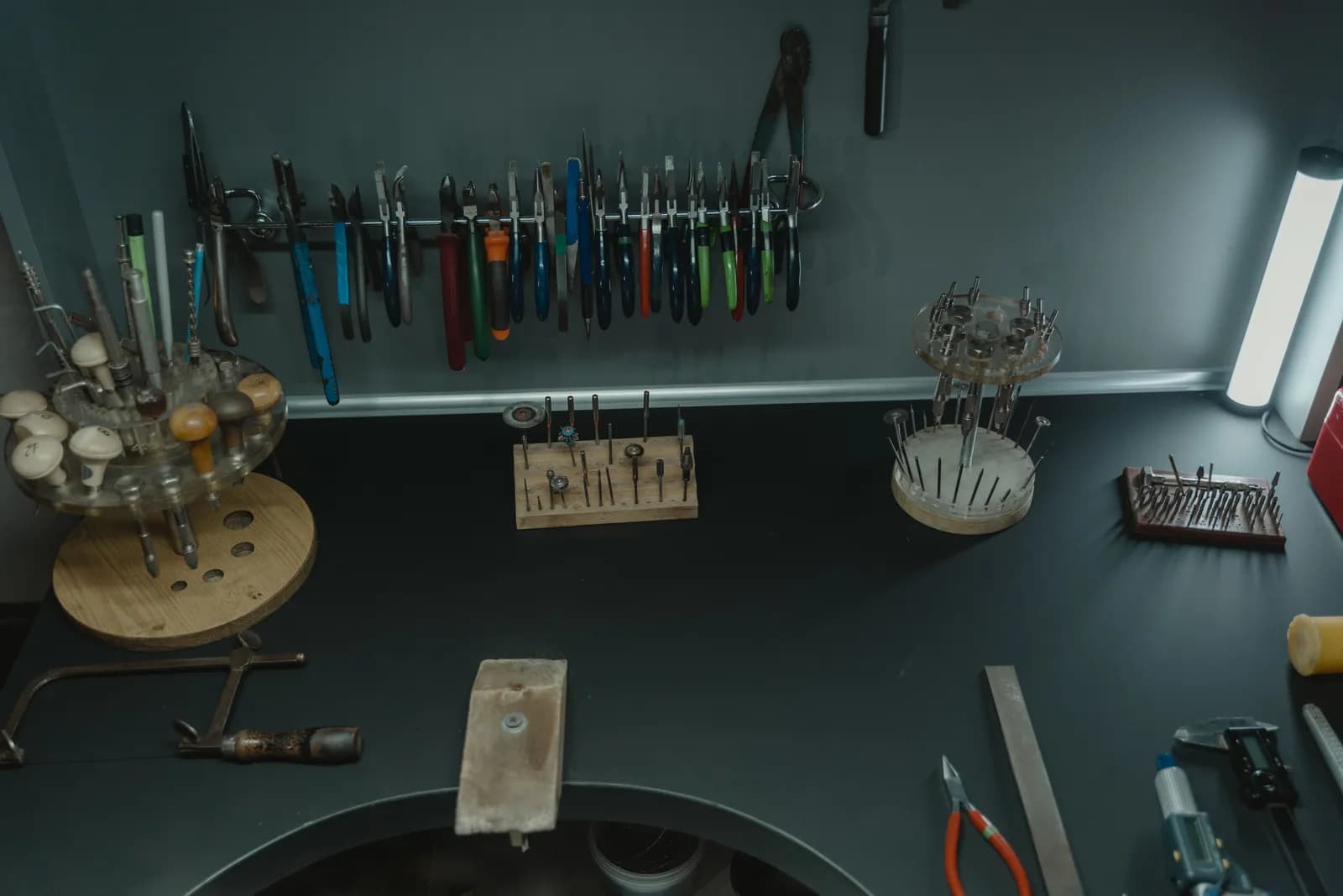Établi de joaillier avec ses outils de fabrication