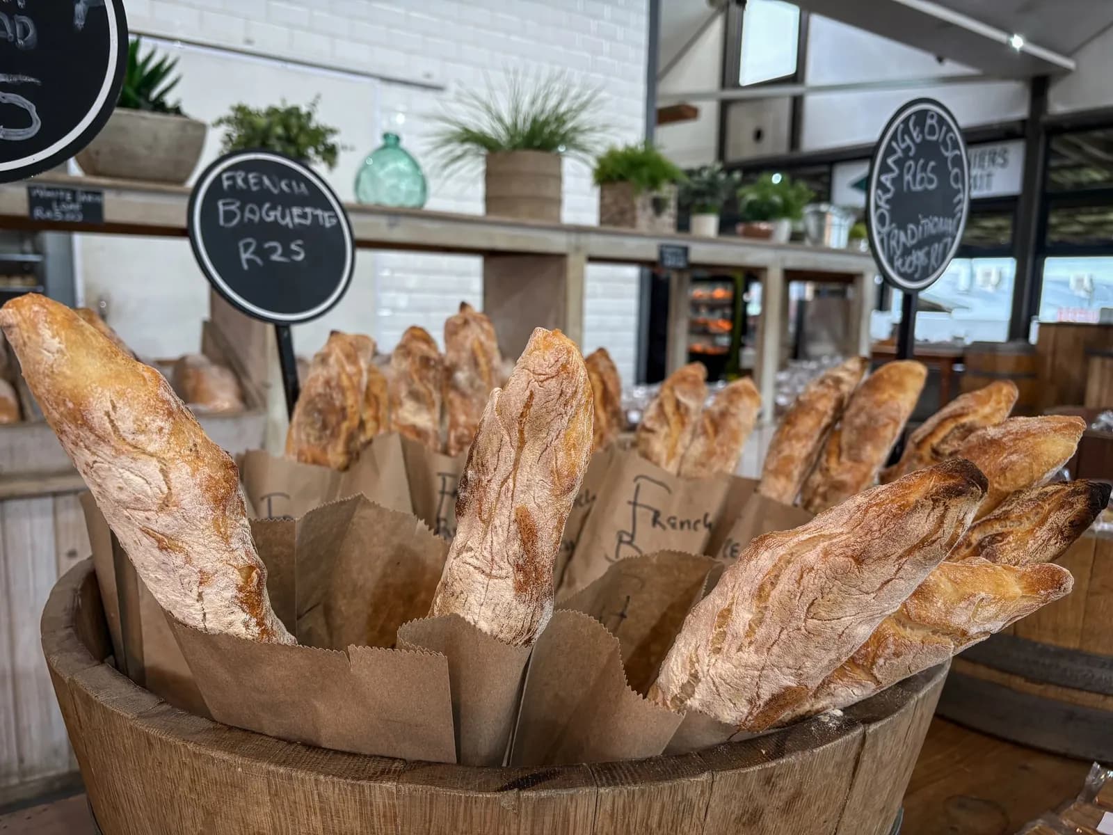 Vitrine de pains et pâtisseries dans une boulangerie artisanale