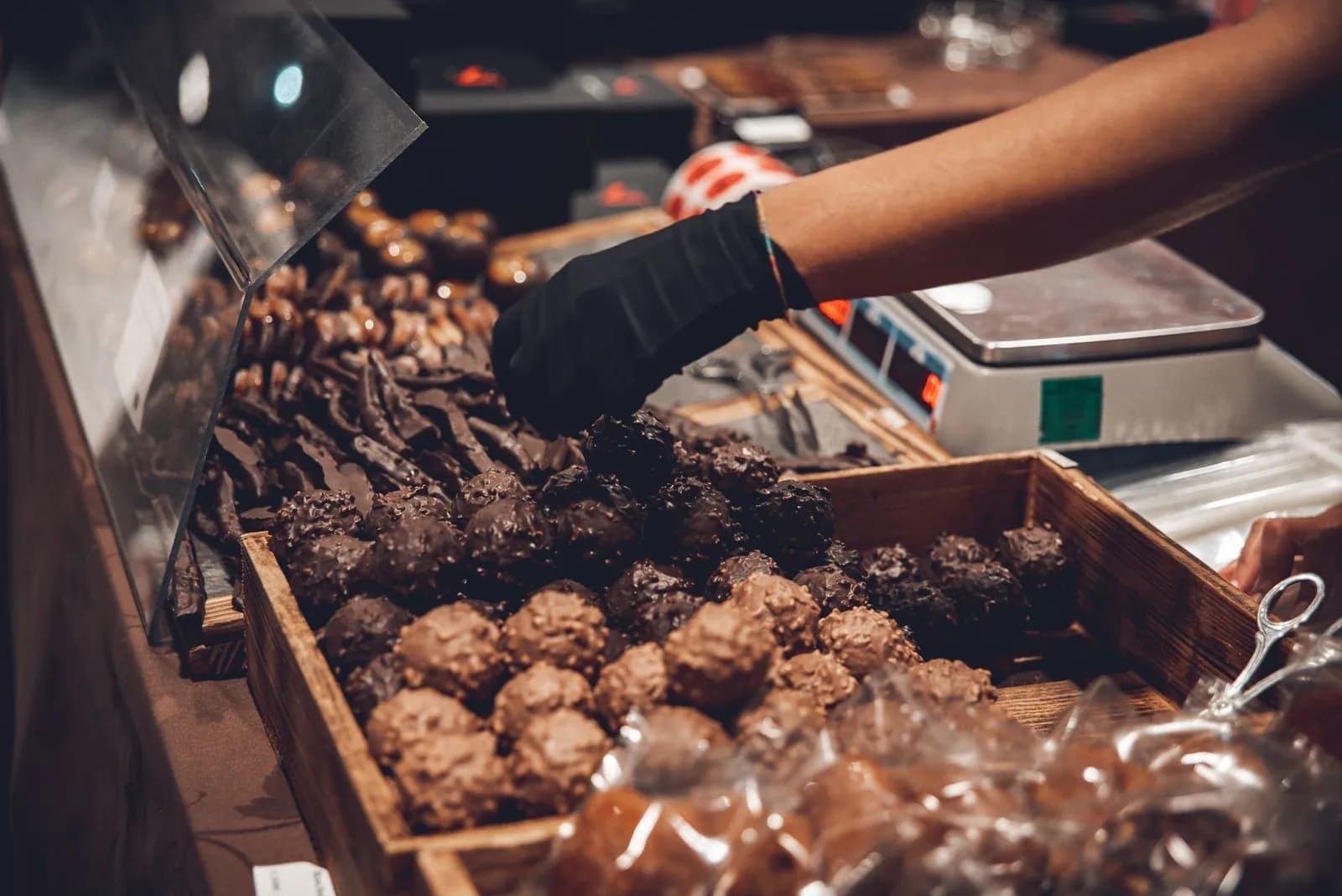 Vitrine d'un chocolatier artisanal avec assortiment de chocolats