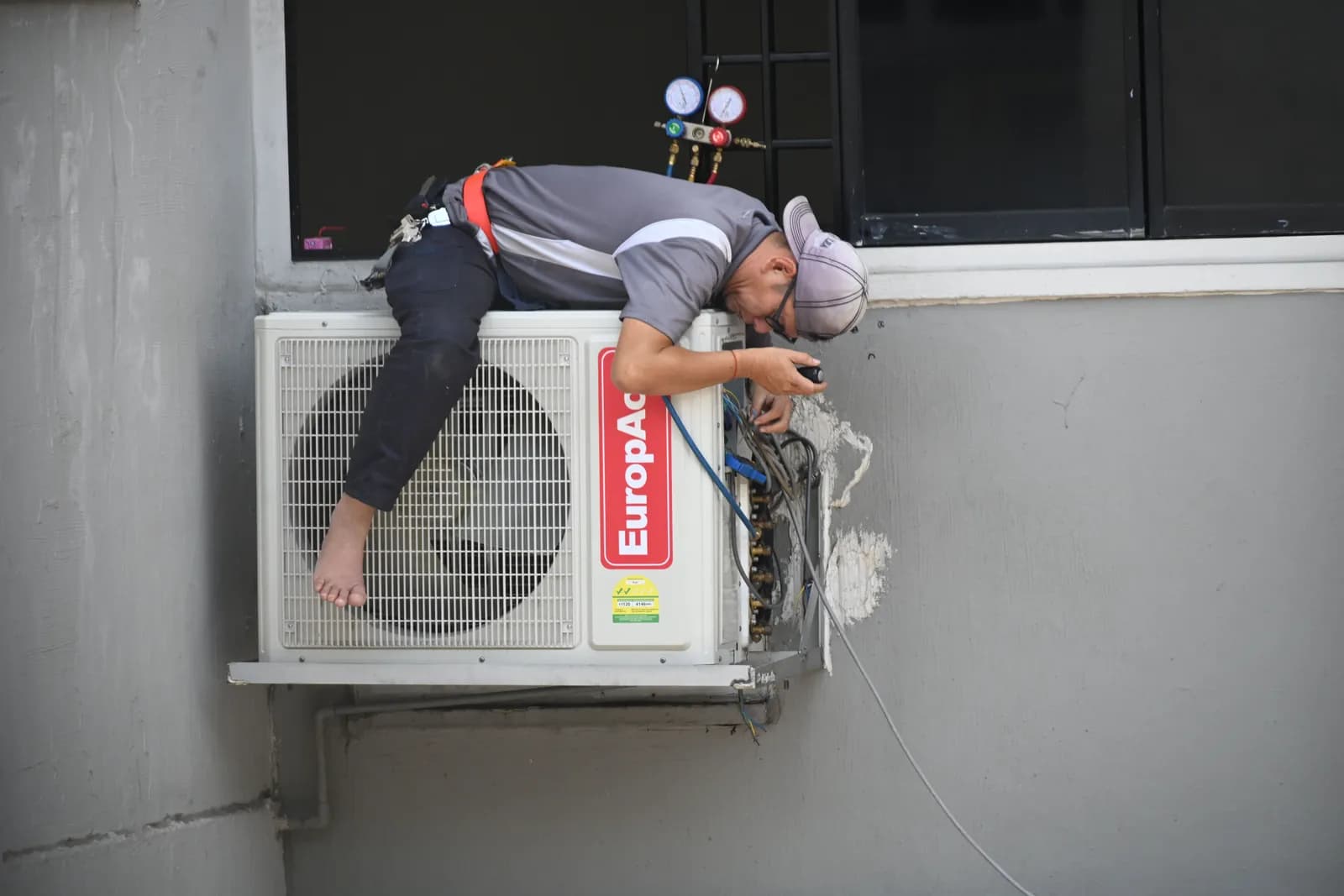 Technicien installant une climatisation