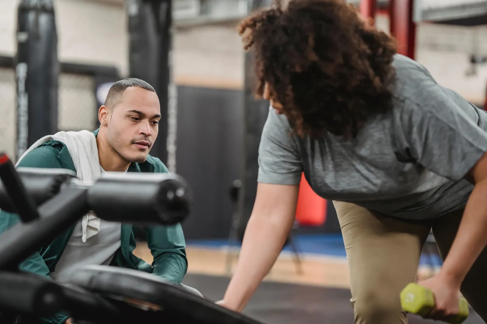 Coach sportif accompagnant un client