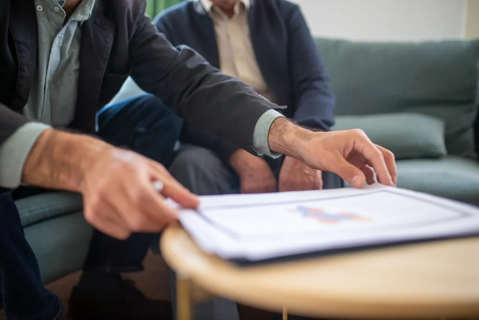 Conseiller en gestion de patrimoine analysant des documents avec un client