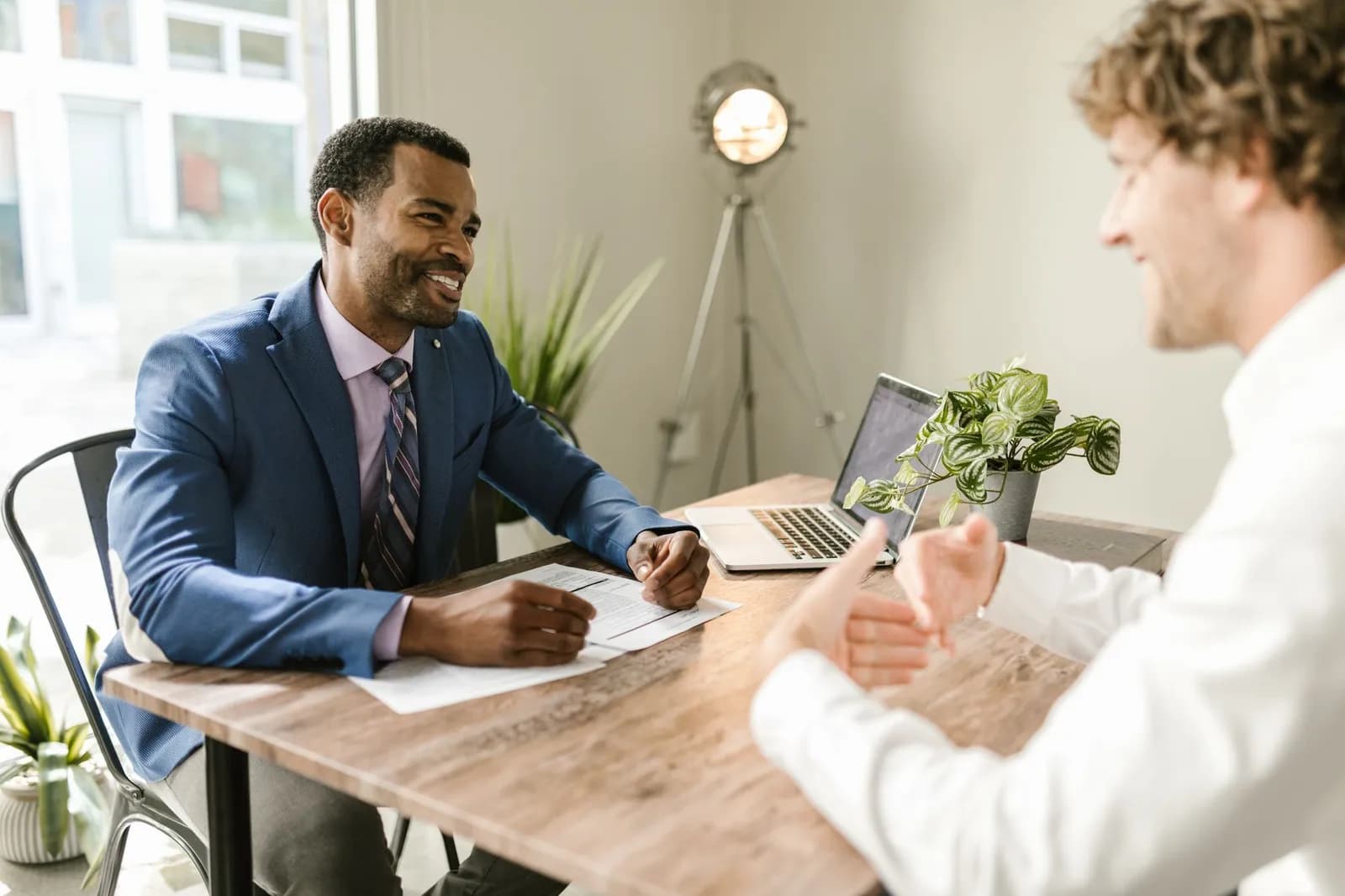 Courtier en assurance présentant un contrat à un client