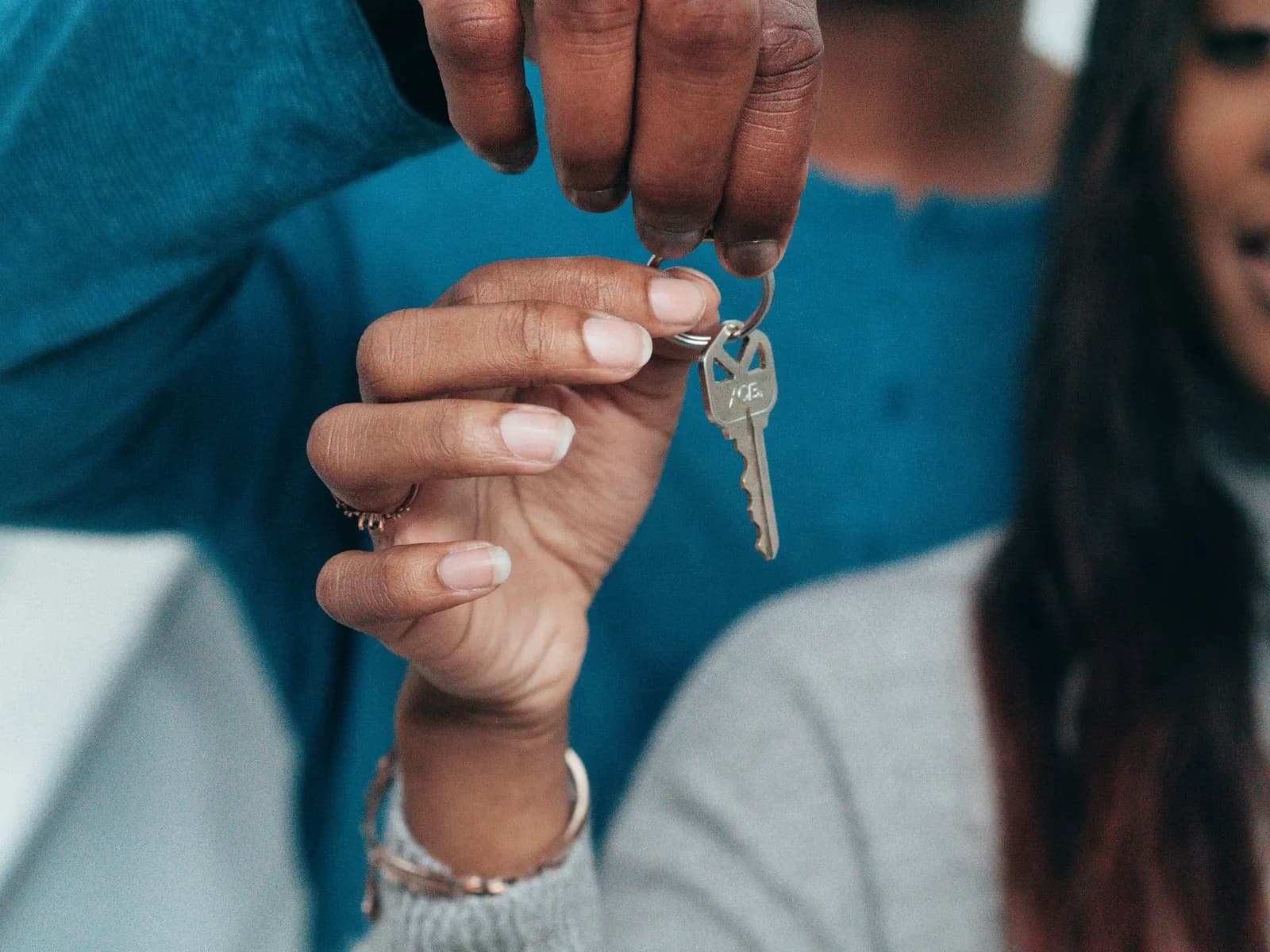 Couple recevant les clés de son logement après un financement