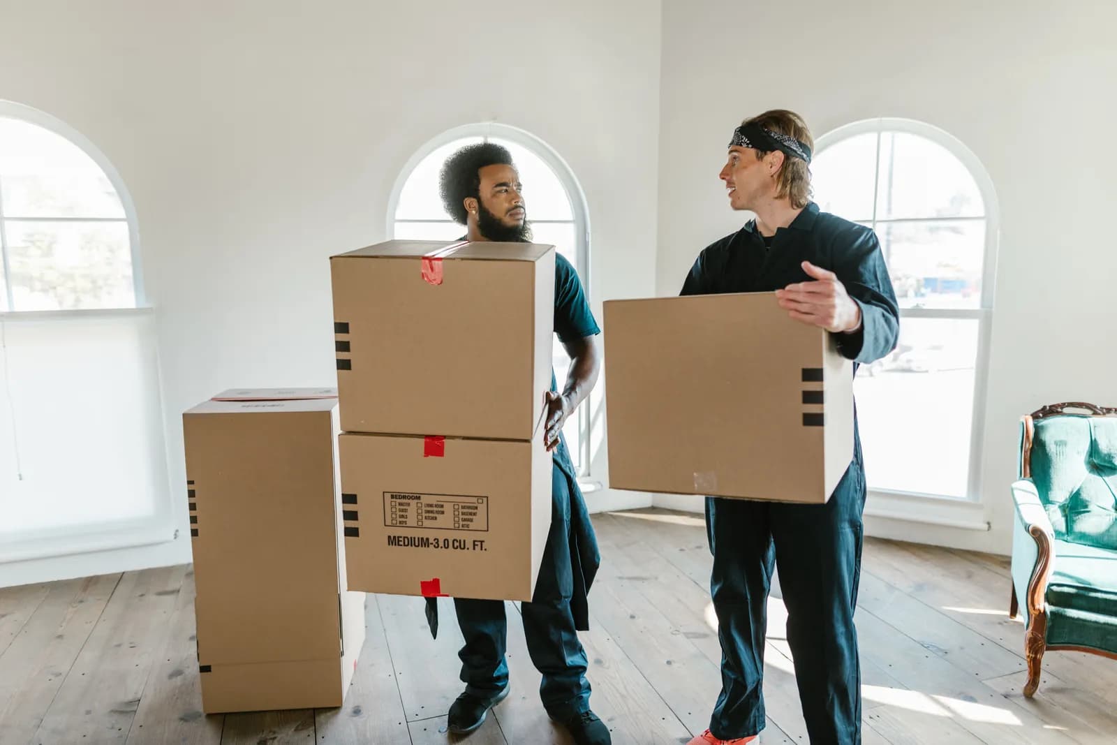 Équipe de débarras transportant des cartons et des meubles