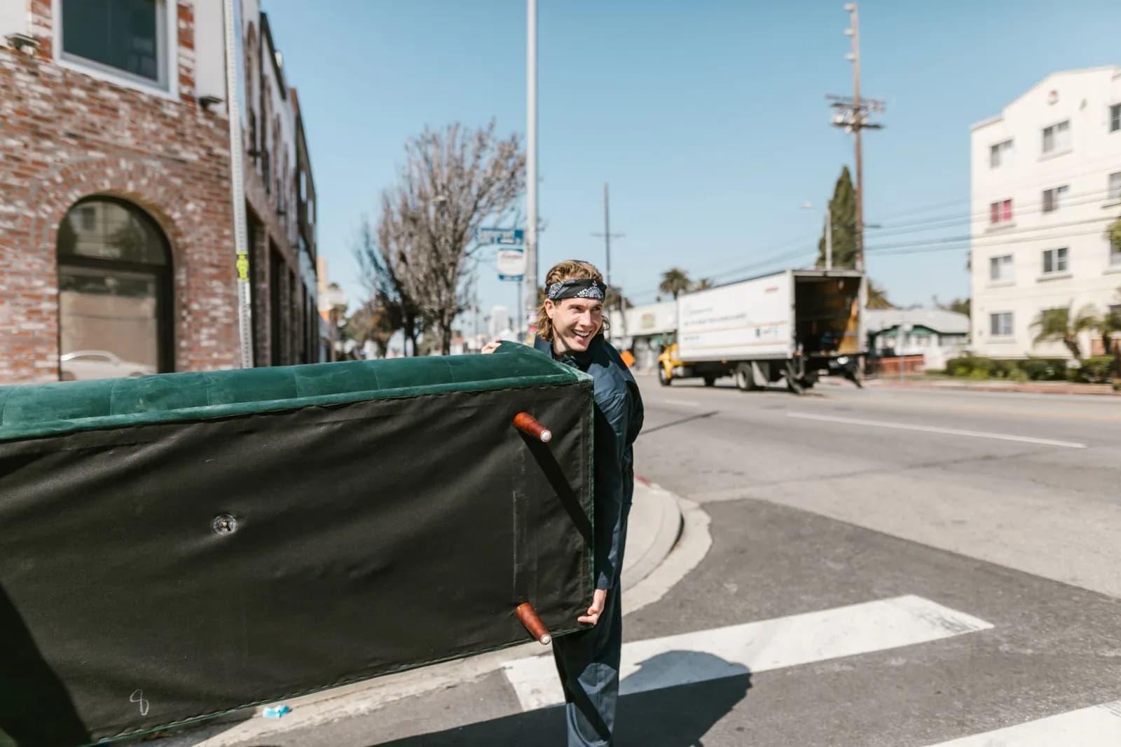 Déménageurs transportant des cartons et meubles