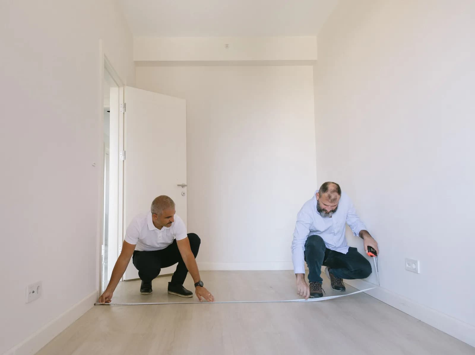 Diagnostiqueur inspectant un logement