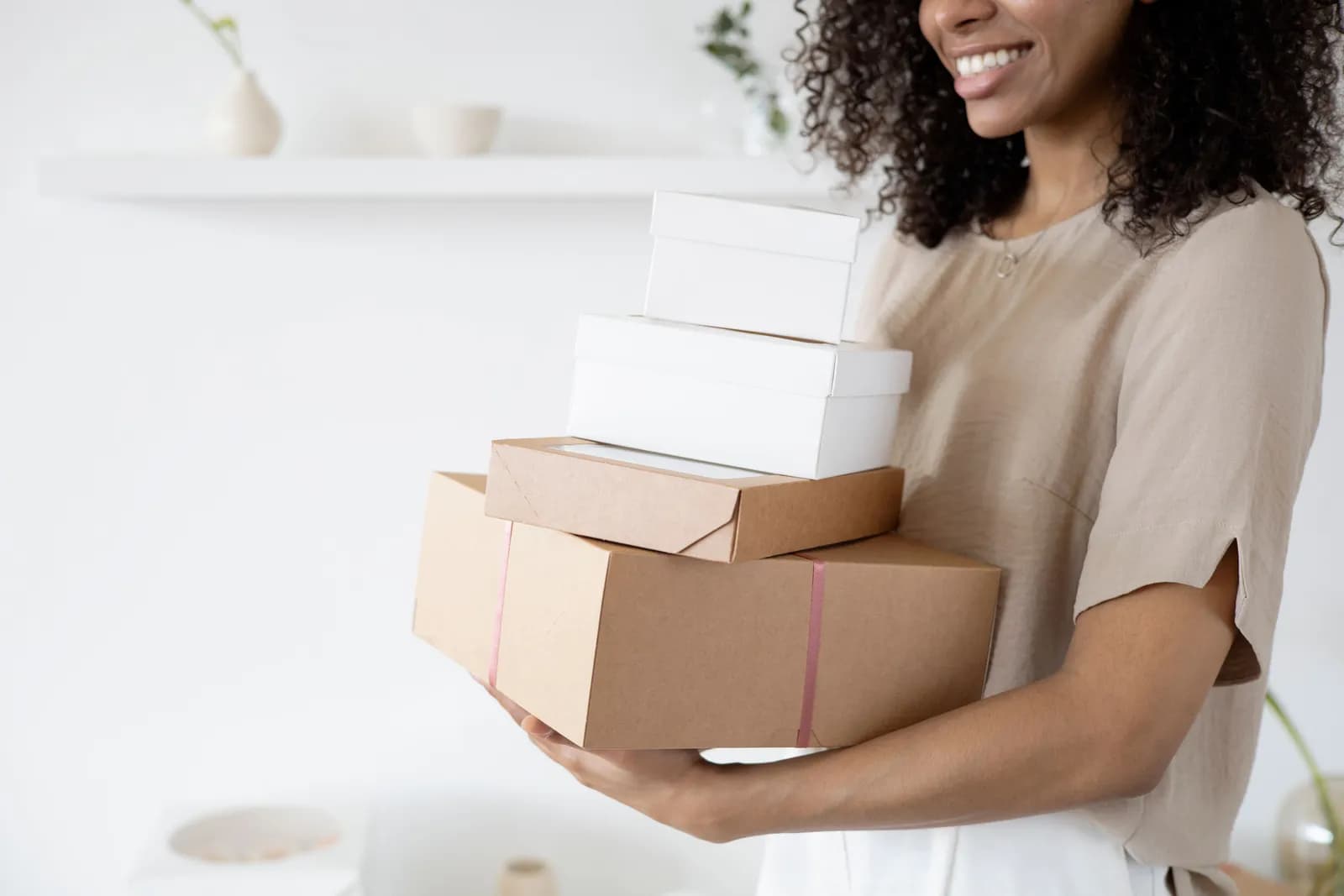 Marque e-commerce préparant des commandes