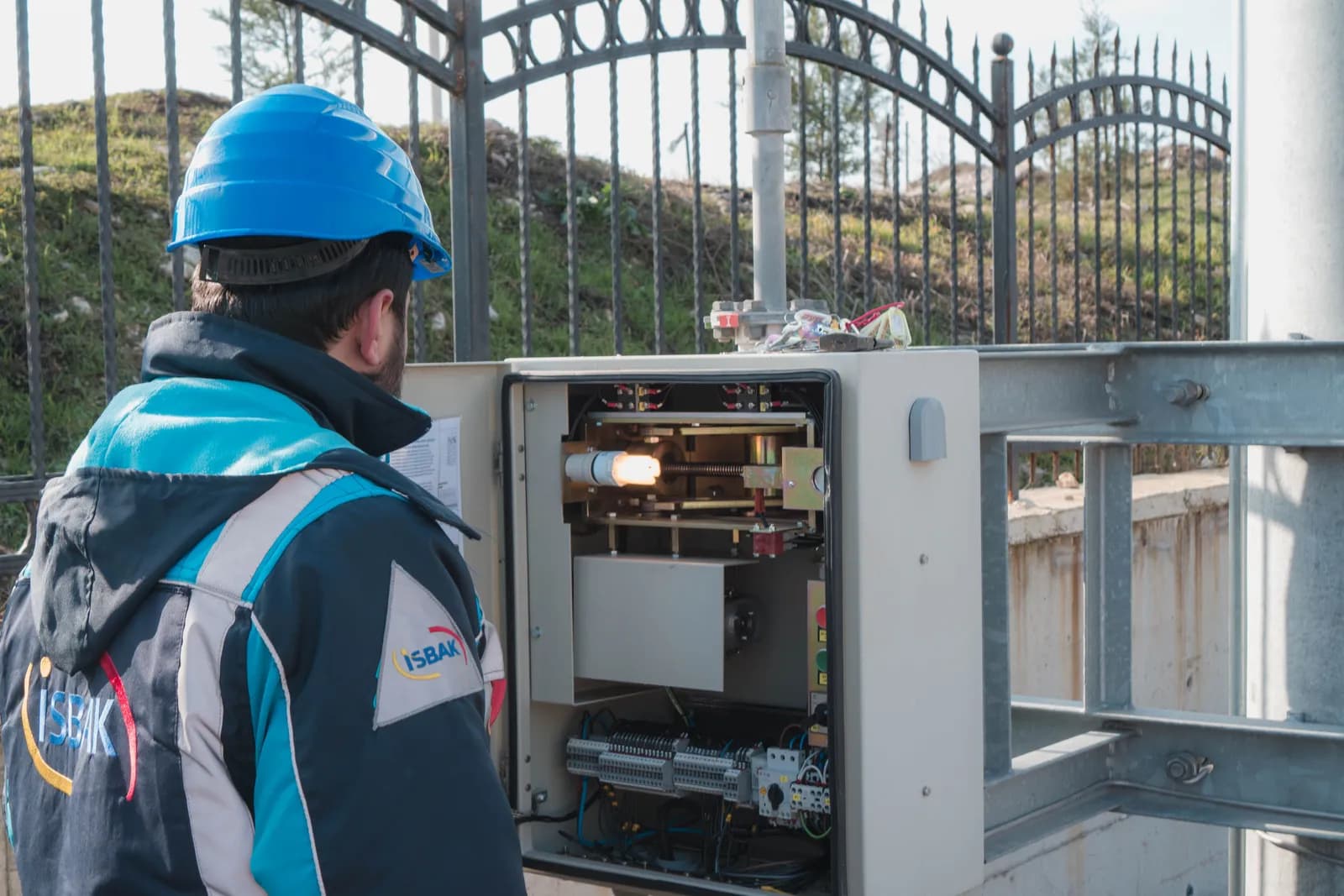 Électricien intervenant sur un tableau électrique