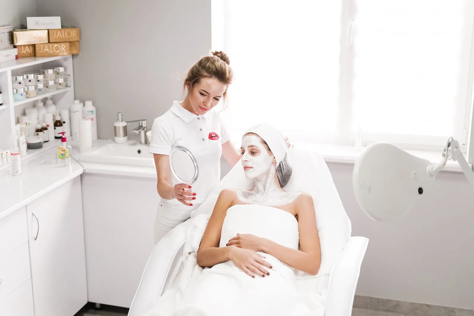 Esthéticienne réalisant un soin du visage