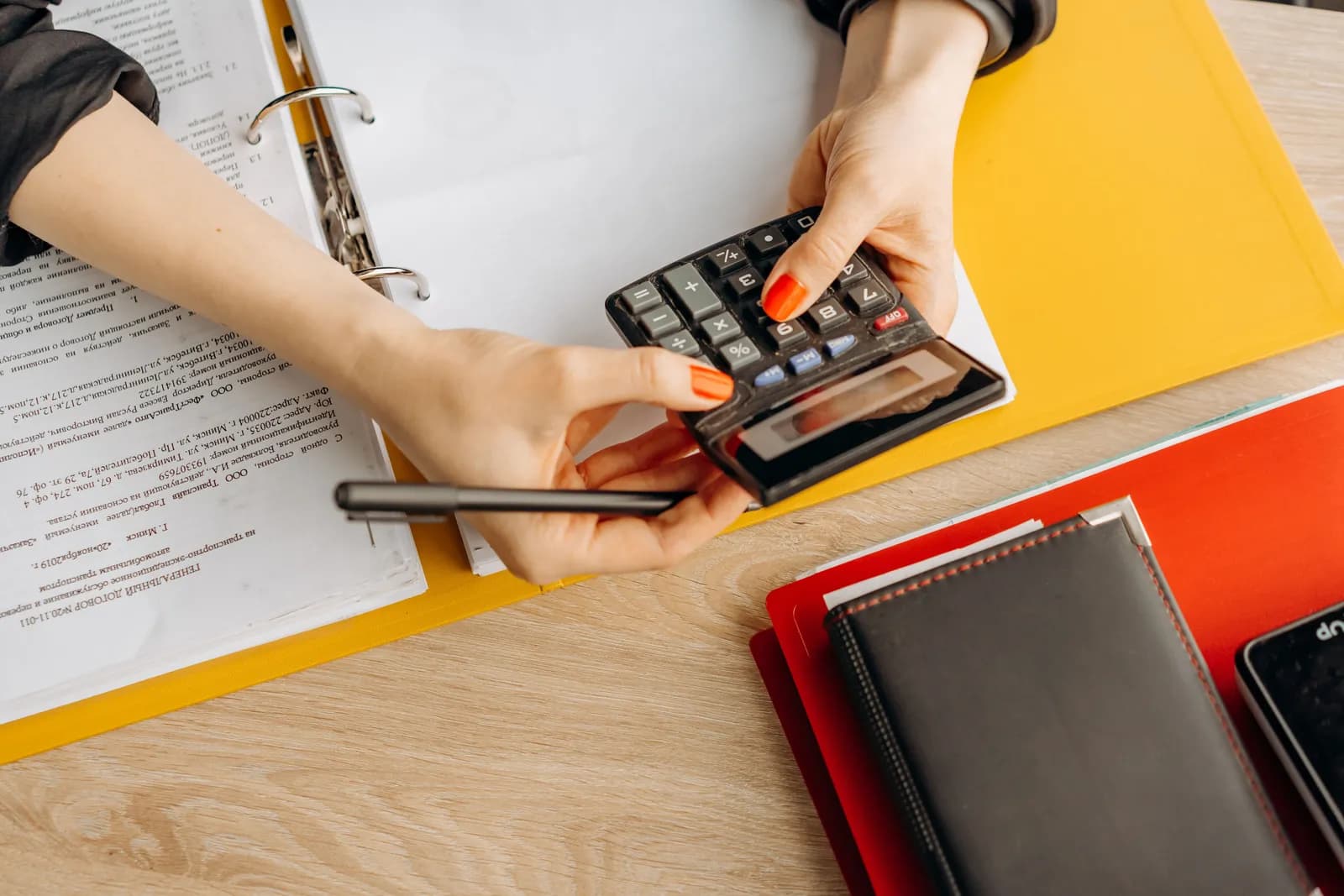 Expert-comptable au travail sur des documents financiers