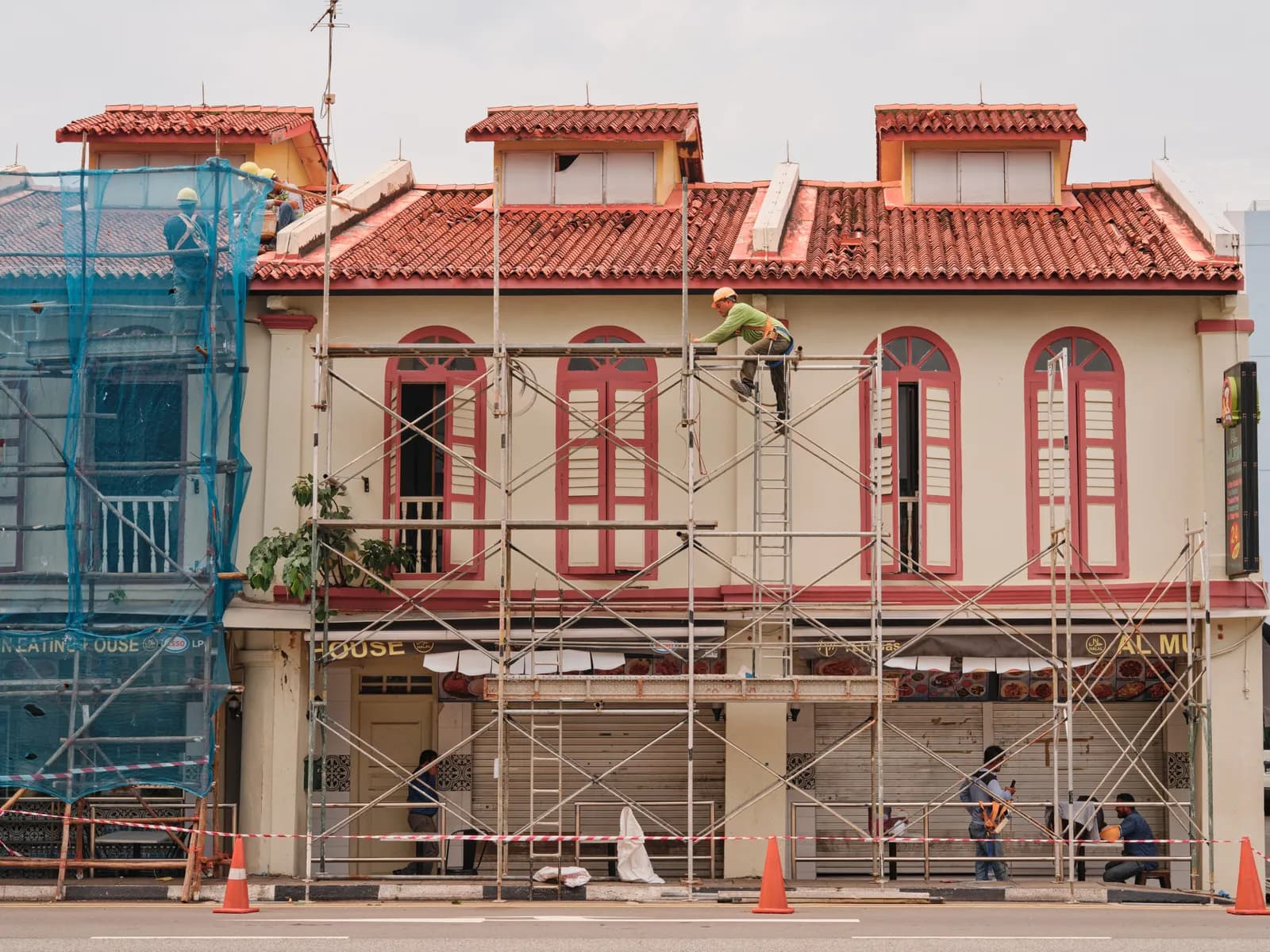 Façadier rénovant la façade d'une maison