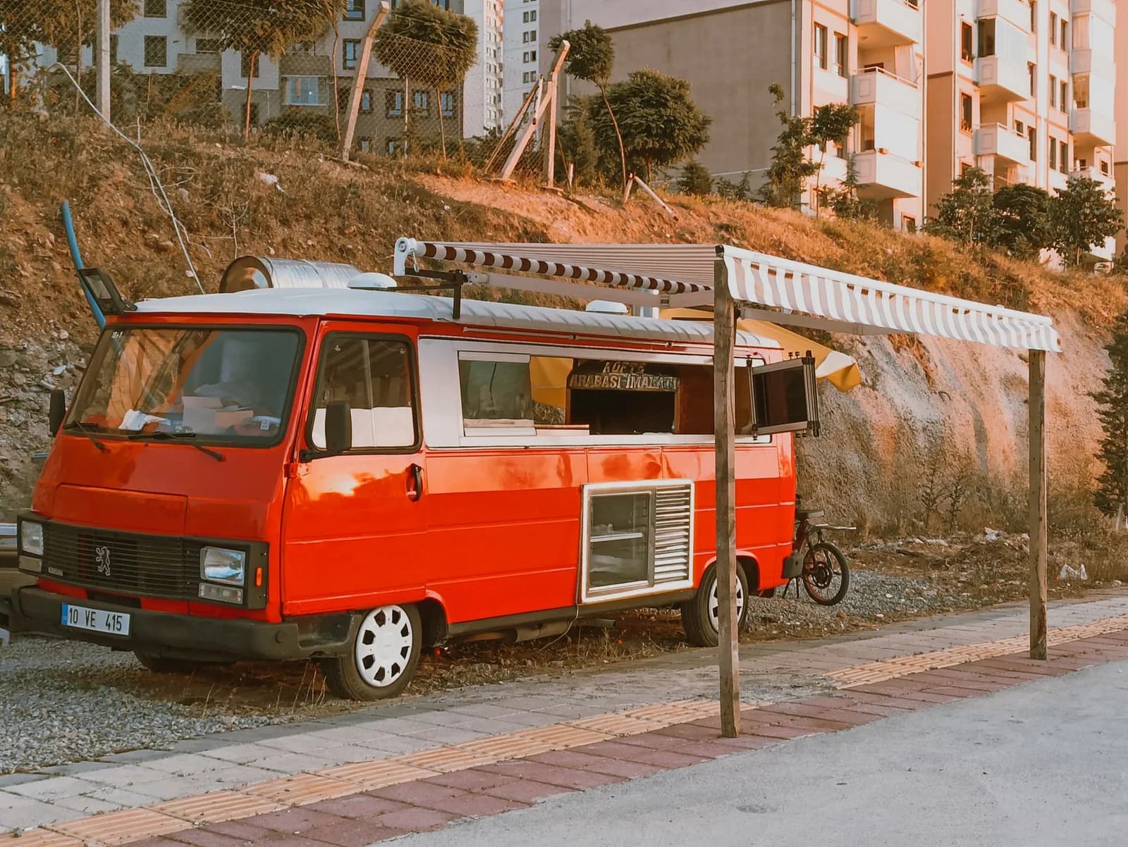 Food truck rouge stationné, prêt à servir