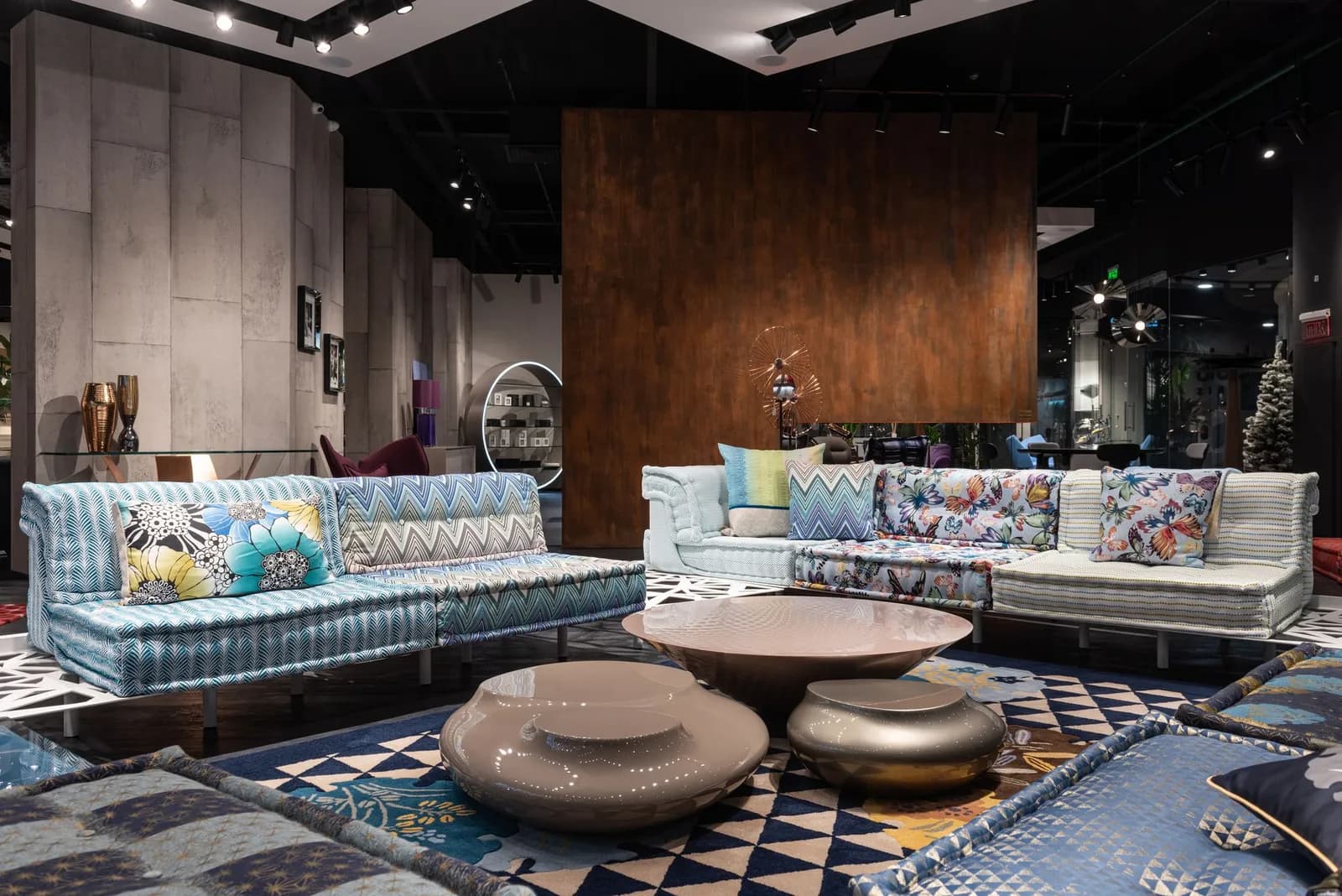 Showroom de magasin de meubles avec canapés et décoration