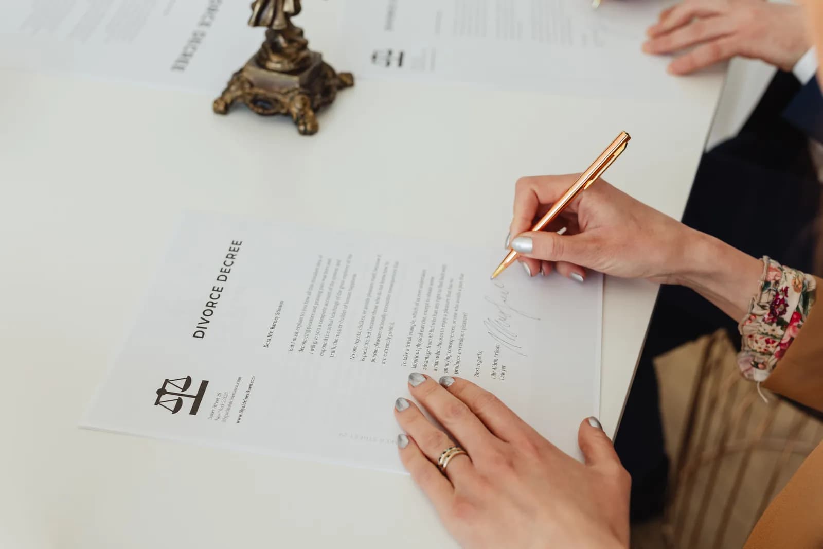 Signature d'un acte authentique chez le notaire