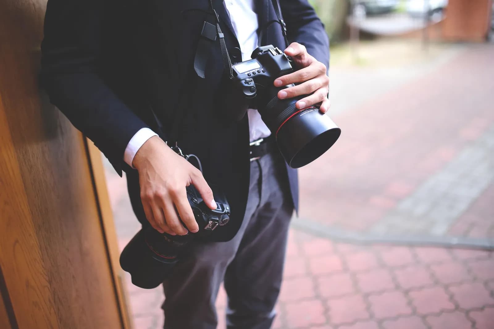 Photographe professionnel en plein reportage avec son appareil