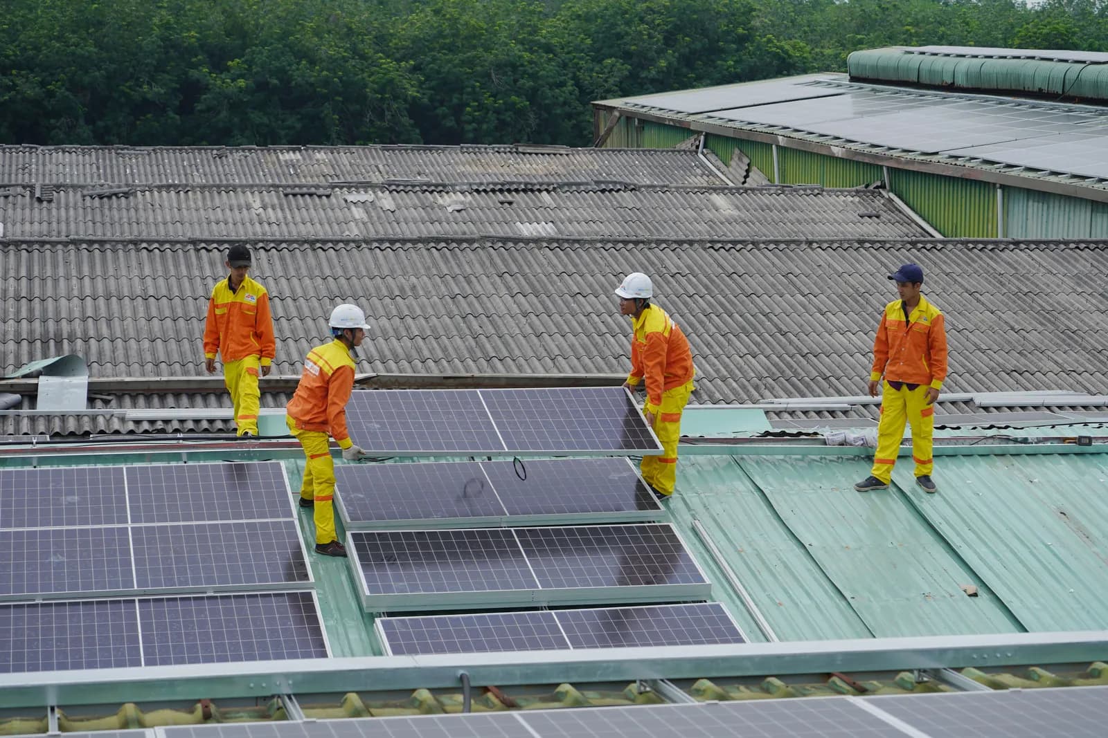 Installation de panneaux solaires sur un toit