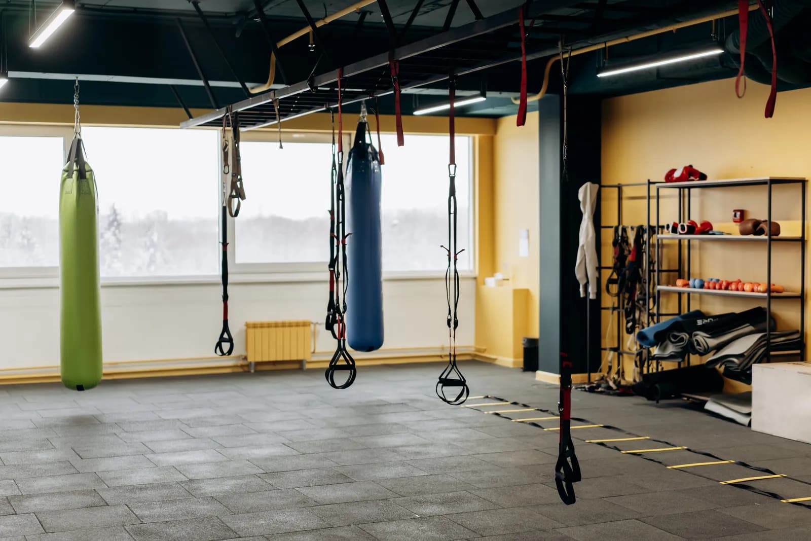 Intérieur d'une salle de sport équipée