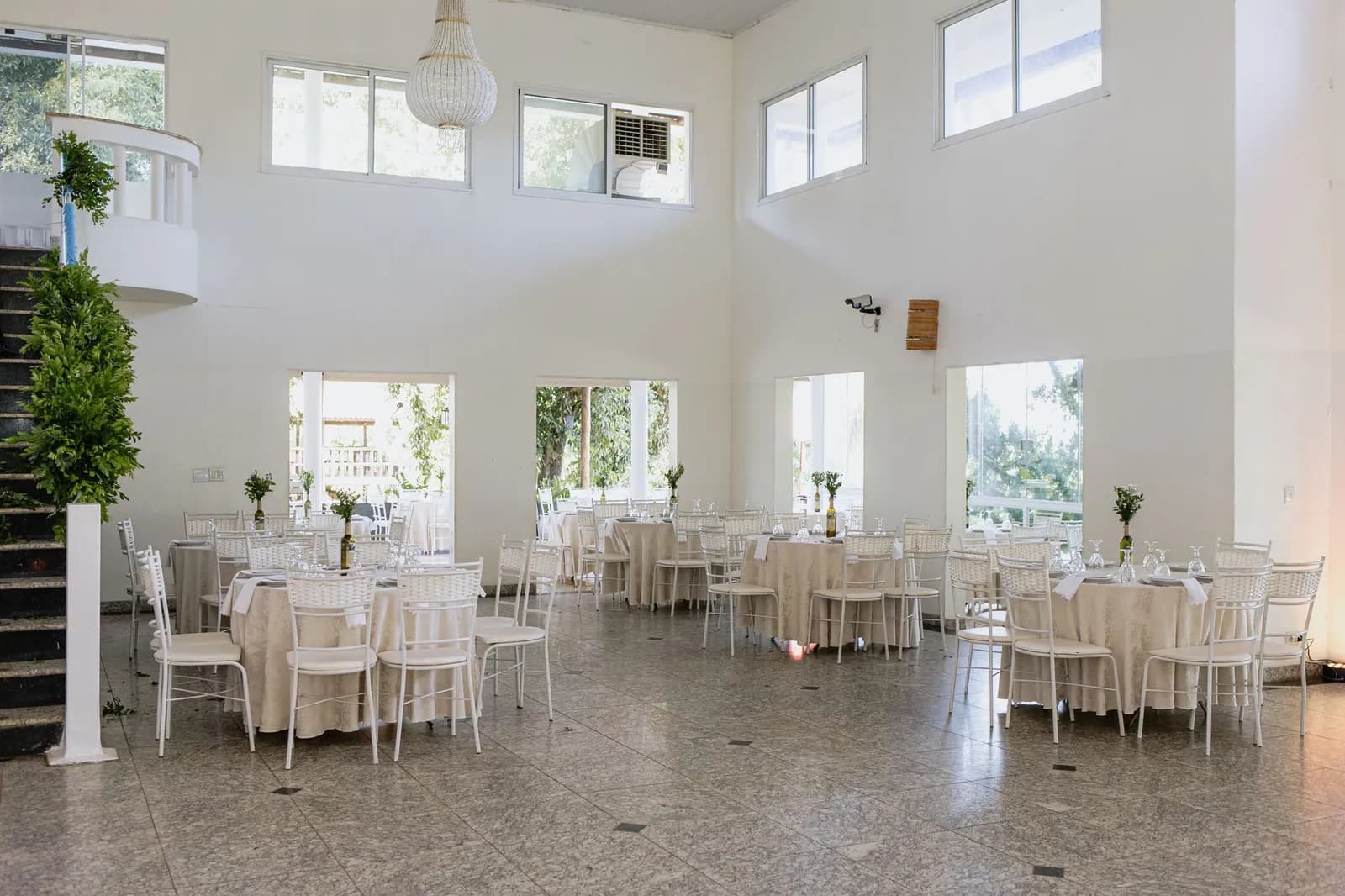 Salle de réception décorée pour un événement