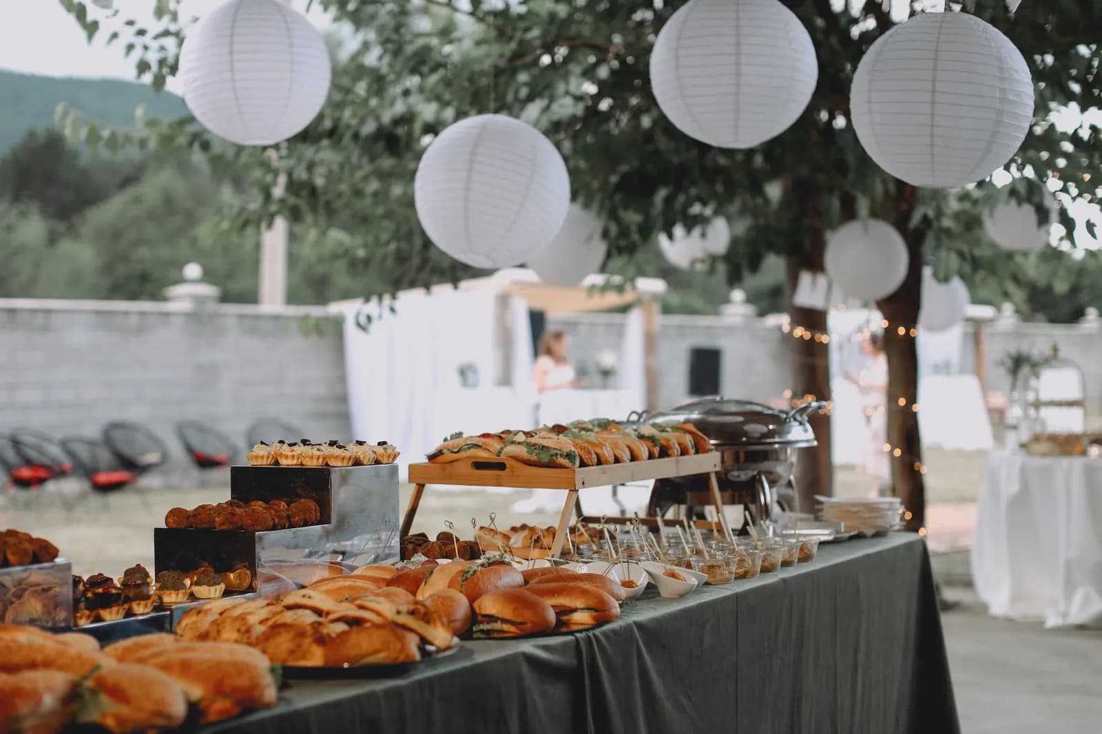Buffet de réception dressé par un traiteur