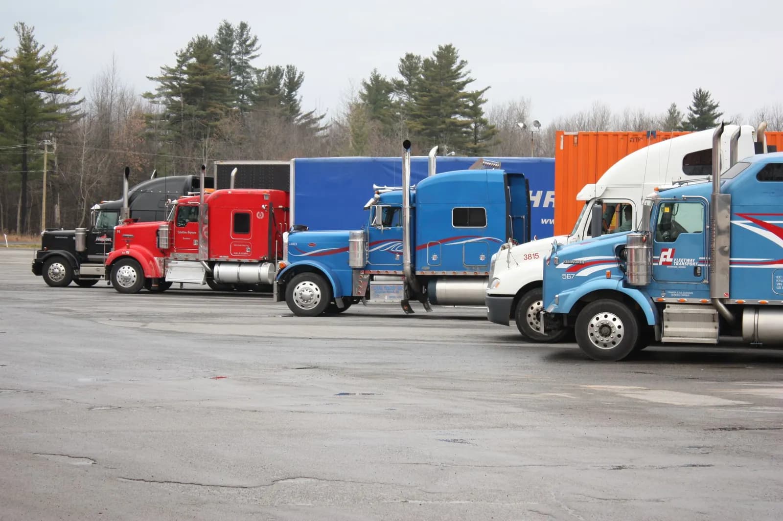 Camions de transport alignés sur un dépôt logistique