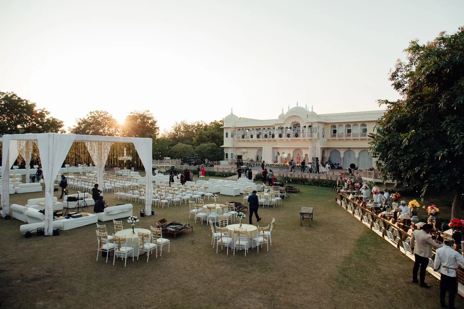 Wedding planner finalisant la décoration d'une cérémonie