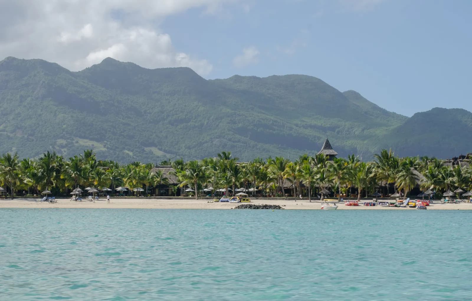 Plage tropicale avec palmiers et mer turquoise, destination de voyage