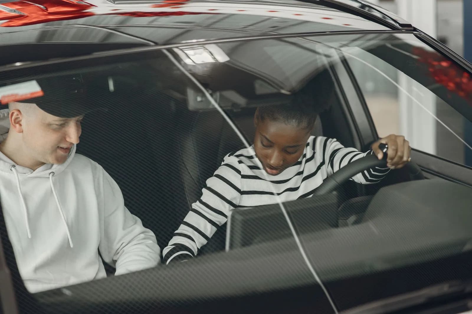 Moniteur d'auto-école accompagnant un élève au volant