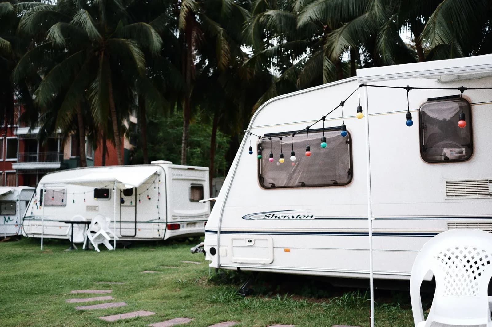 Camping sous les arbres avec mobil-homes et emplacements