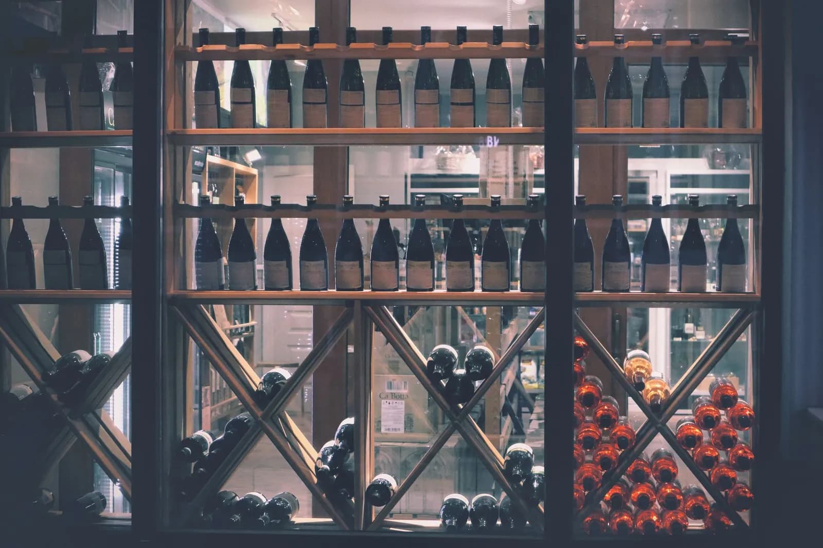 Cave à vins avec bouteilles sur étagères en bois
