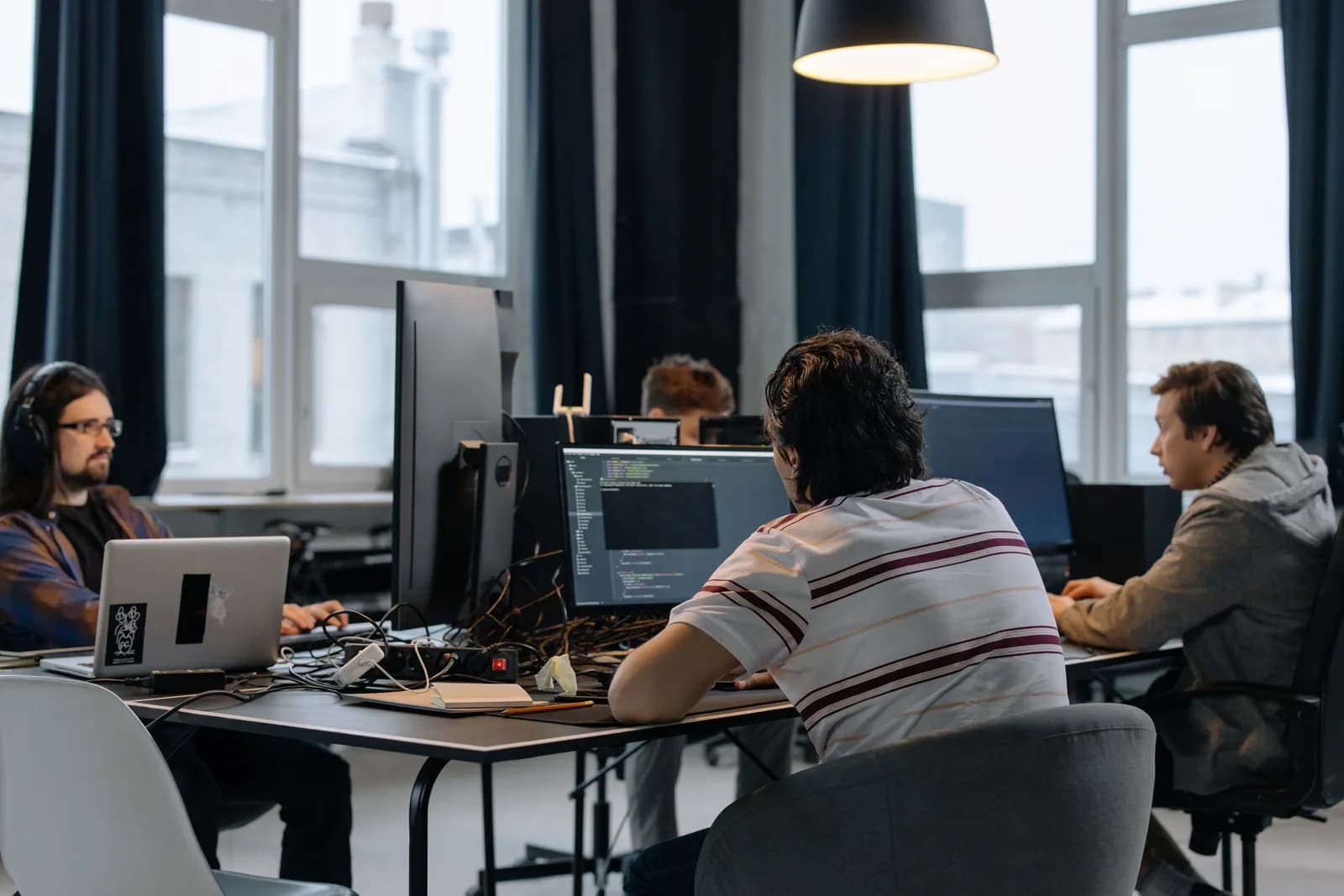 Équipe d'un éditeur SaaS au travail