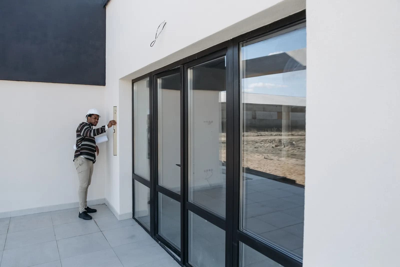 Expert immobilier inspectant un bien