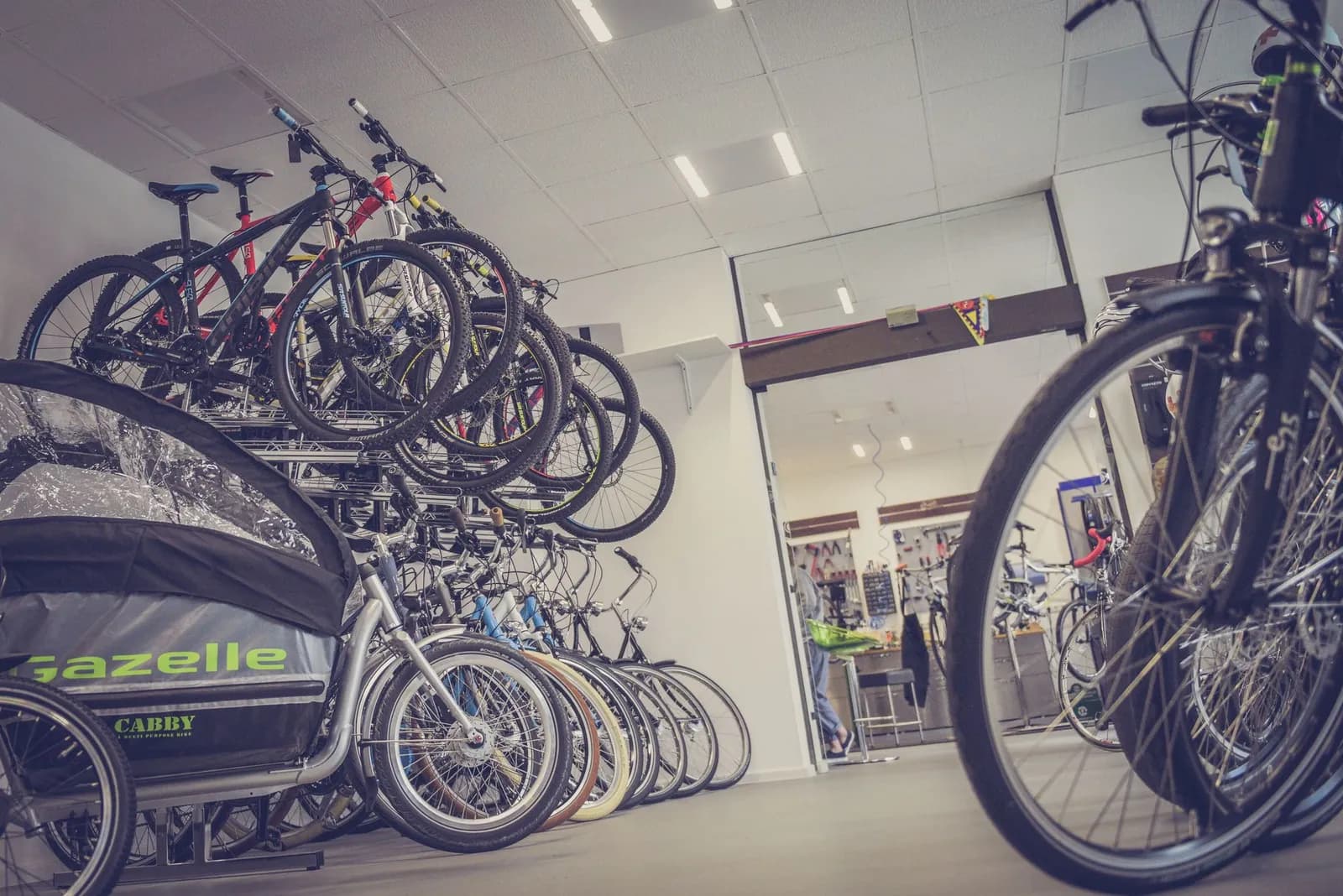 Magasin de vélos avec cycles exposés