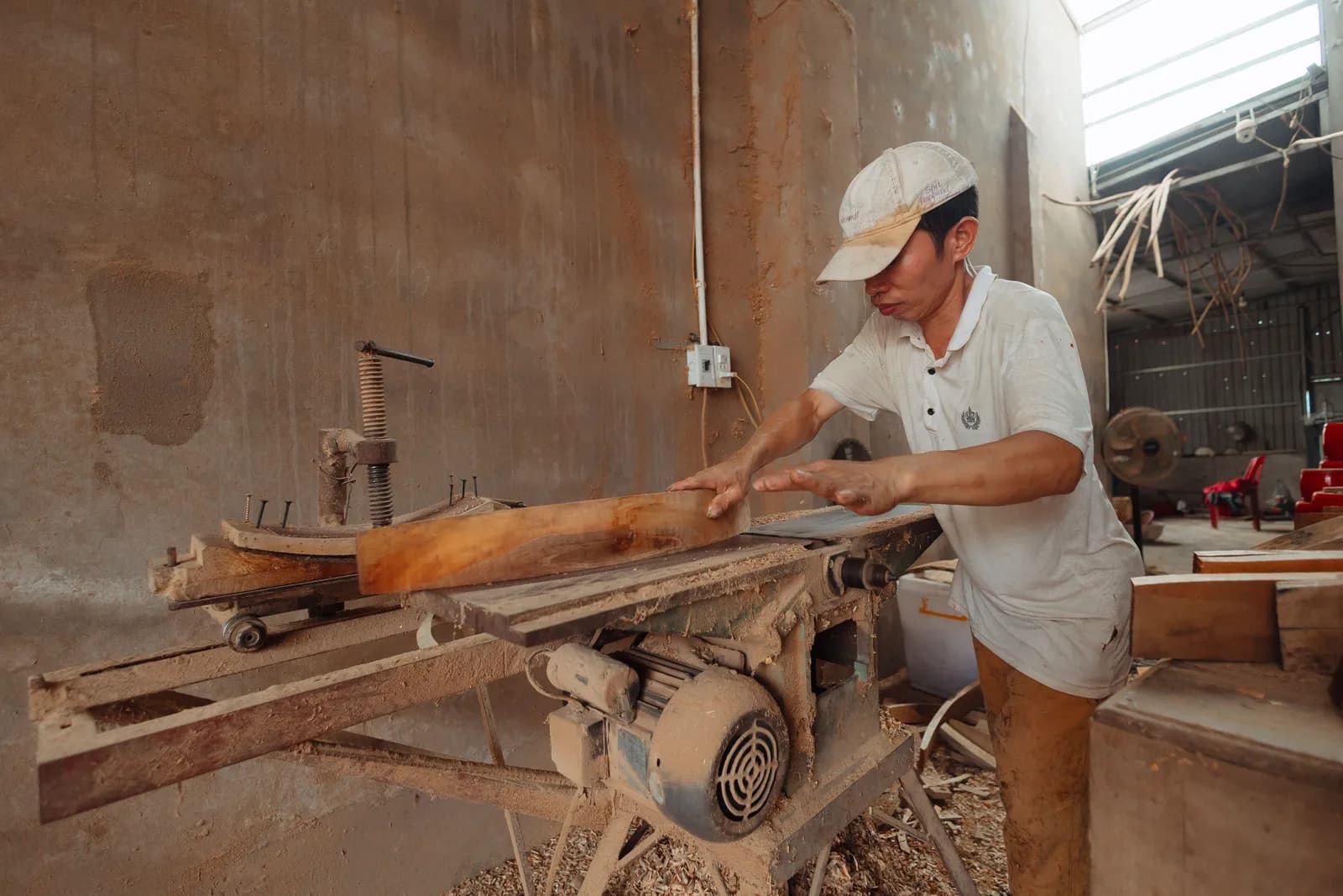 Menuisier travaillant le bois dans son atelier