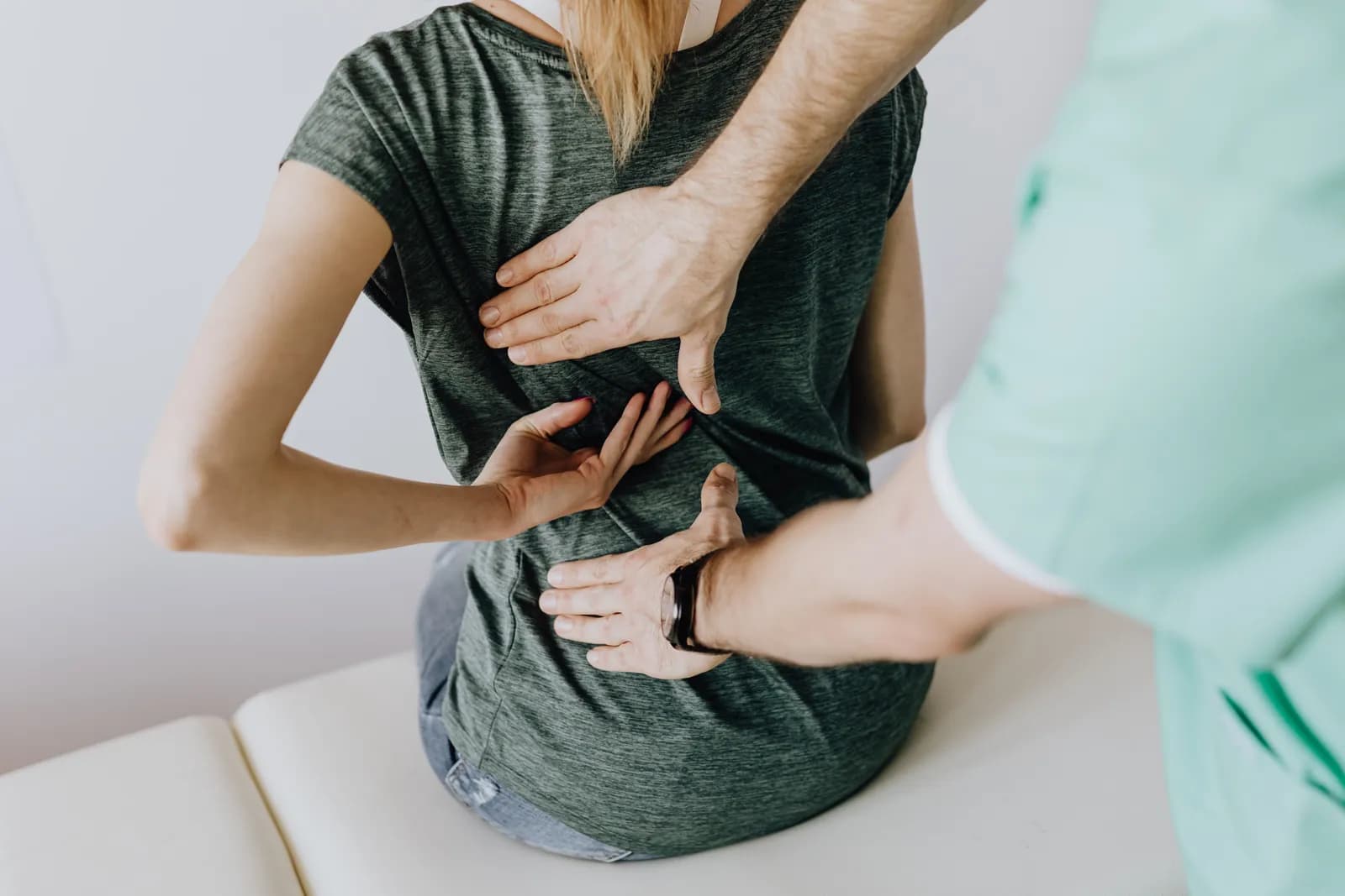 Ostéopathe traitant un patient sur la table