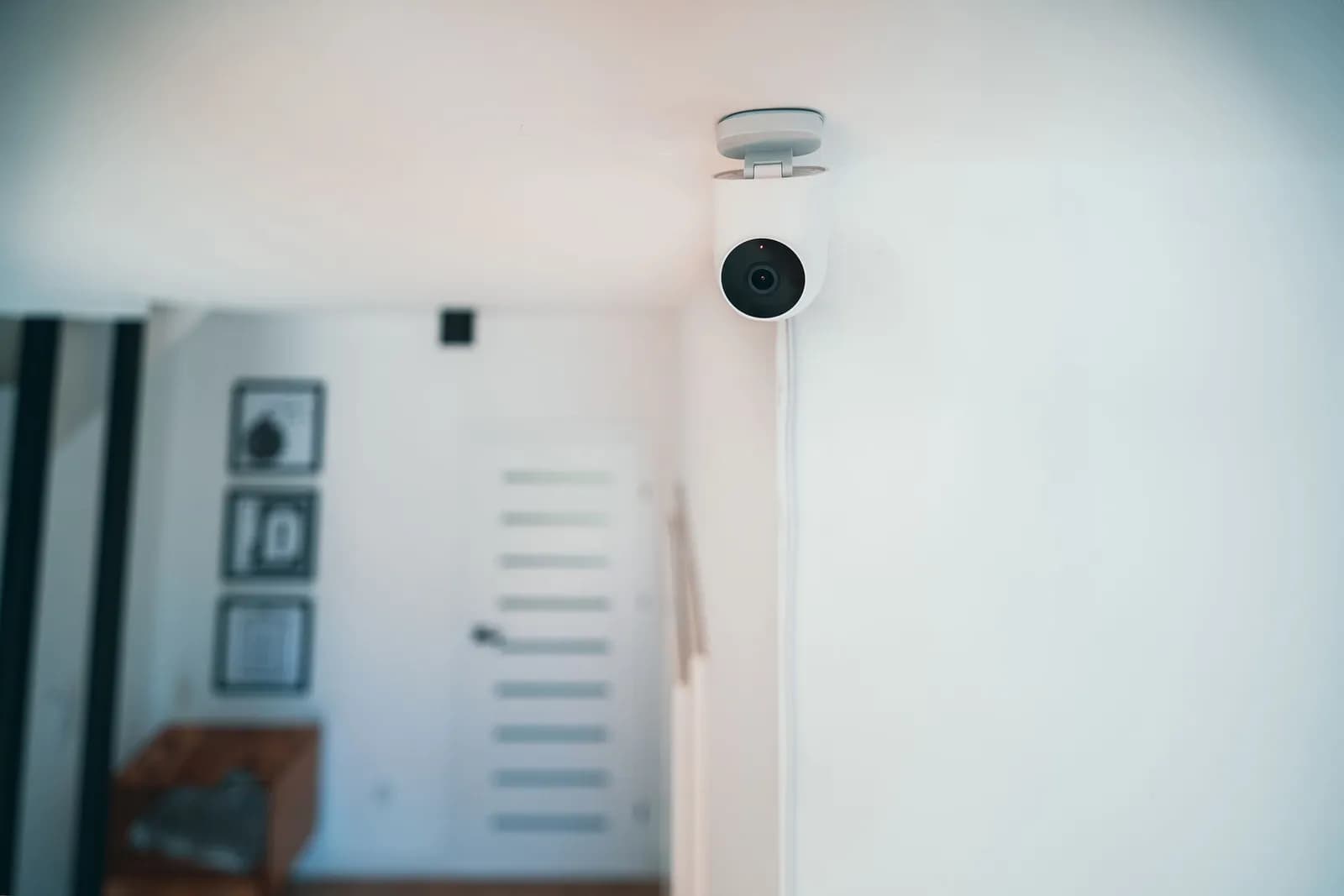 Caméra de vidéosurveillance installée pour la sécurité d'un bâtiment