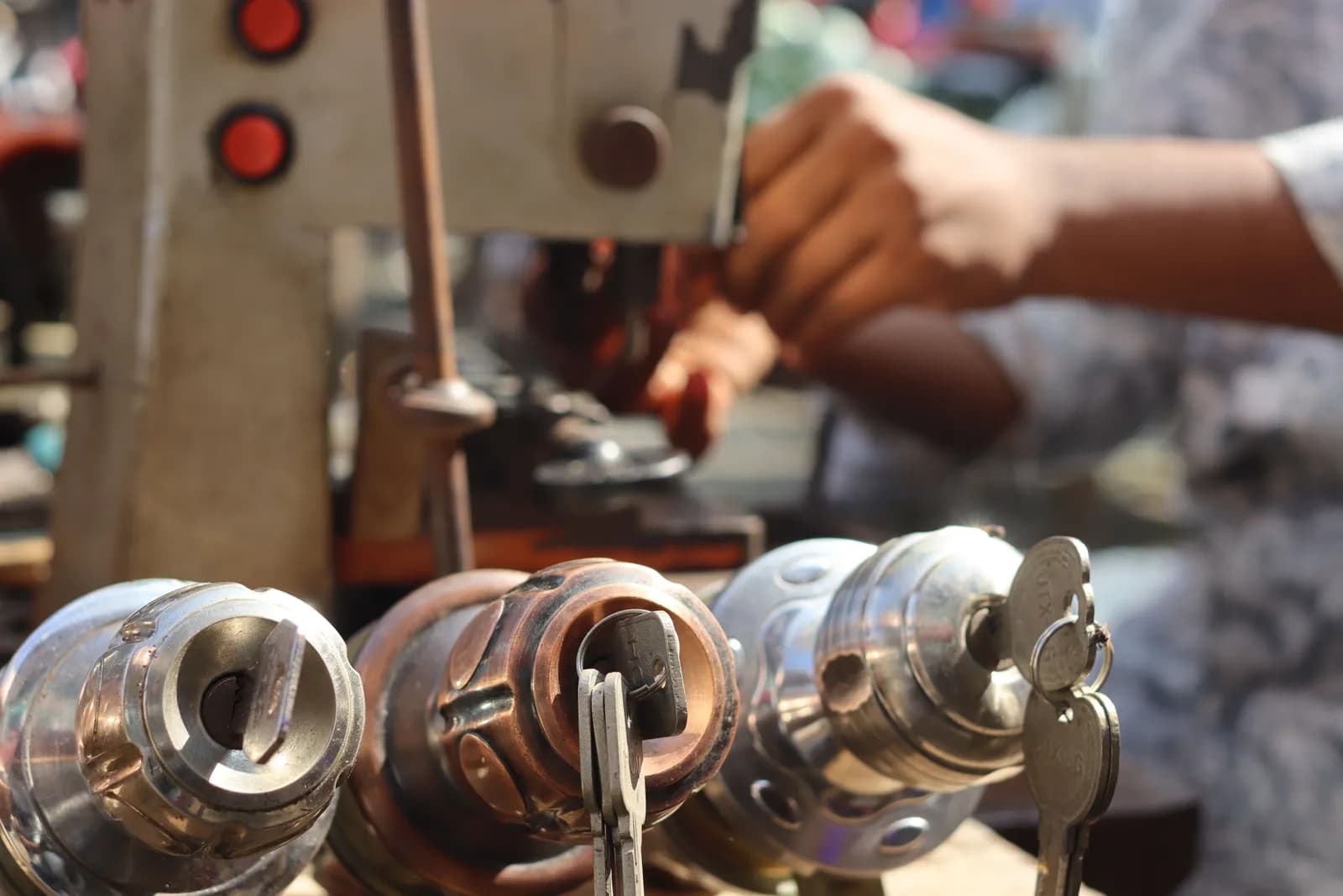 Serrurier installant une serrure de porte